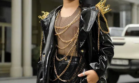 Á quân Siêu mẫu Nhí Việt Nam toàn cầu 2024 Nguyễn Minh Anh pose dáng chuẩn high fashion tại phố đi bộ