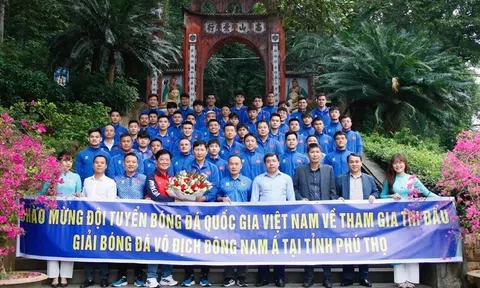 Thầy trò Huấn luyện viên Kim Sang Sik dâng hương tưởng niệm các Vua Hùng