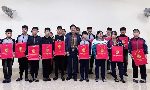 Giám đốc Công an tỉnh Sơn La thăm, tặng quà cho các cháu có hoàn cảnh đặc biệt khó khăn