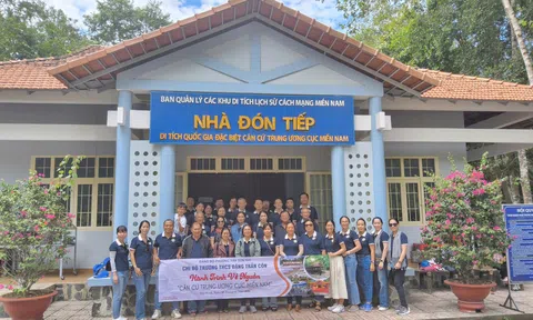 Hành trình về nguồn của Chi bộ Trường THCS Đặng Trần Côn