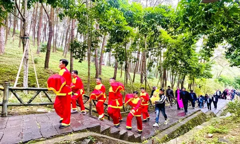 Lễ dâng bánh chưng tại Khu mộ bà Hoàng Thị Loan