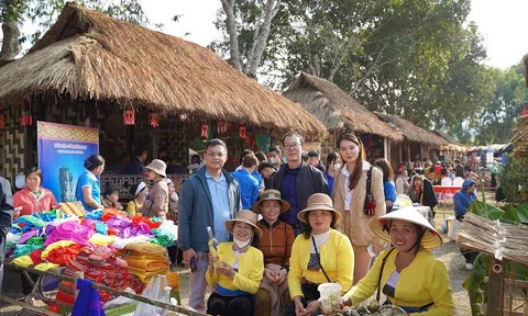 Về Mường Bi xem hội