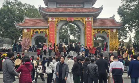 Bắc Ninh: Du khách nô nức về với hội Lim