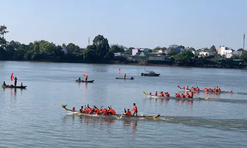 Đồng Nai: Cả ngàn người đến xem lễ hội đua thuyền truyền thống mở rộng trên sông Đồng Nai