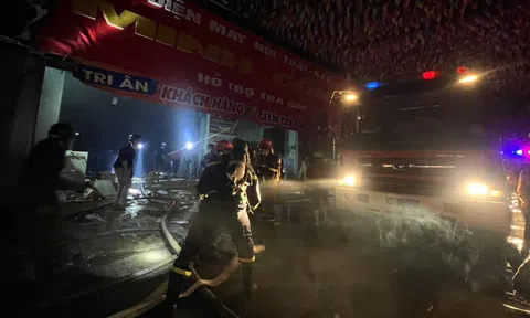 Kon Tum: Tiệm sửa xe bốc cháy dữ dội, toàn bộ tài sản bị thiêu rụi