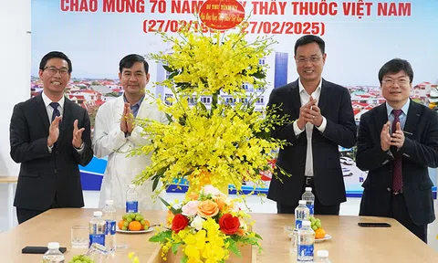 Bí thư Tỉnh ủy Quảng Bình thăm các đơn vị y tế nhân Ngày Thầy thuốc Việt Nam