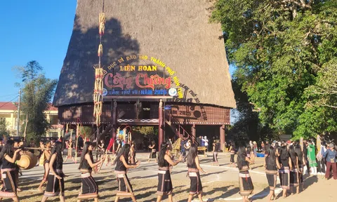 Học sinh Kon Tum hòa mình vào không gian văn hóa Cồng chiêng và trang phục thổ cẩm