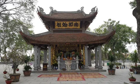 Thăm lăng Thủy Tổ, du xuân bên dòng Thiên Đức