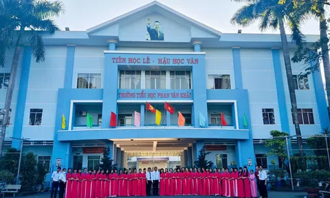 Trường Tiểu học Phan Văn Khải liên tục được trao tặng Bằng khen Tập thể Lao động xuất sắc