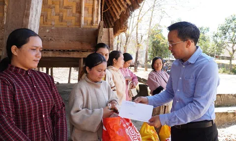 Quảng Ngãi: Mang Tết đến cho người dân vùng lũ