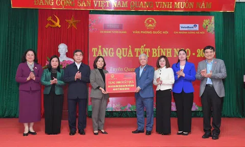 Phó Chủ tịch Thường trực Quốc hội Đỗ Văn Chiến thăm, tặng quà Tết gia đình chính sách, hộ nghèo tại Tuyên Quang