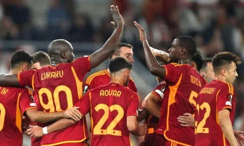 Lukaku tỏa sáng, Roma quay lại mạch chiến thắng