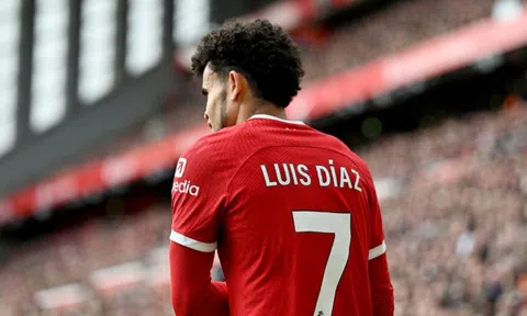 Ngôi sao Liverpool bất ngờ đón nhận hung tin ngay tại quê nhà