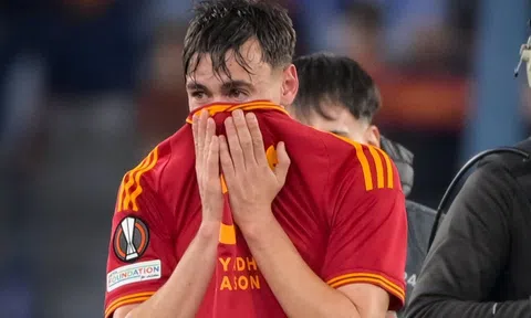 Trò cưng của Mourinho bật khóc sau khi ghi bàn tại Europa League