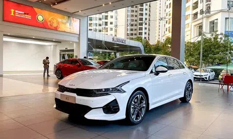 Giá xe Kia K5 lăn bánh cuối tháng 12/2023 kèm ưu đãi khủng: Toyota Camry khó giữ ‘ngôi vương’