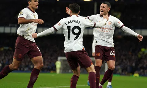 Man City ngược dòng ngoạn mục trong ngày tái xuất Ngoại hạng Anh