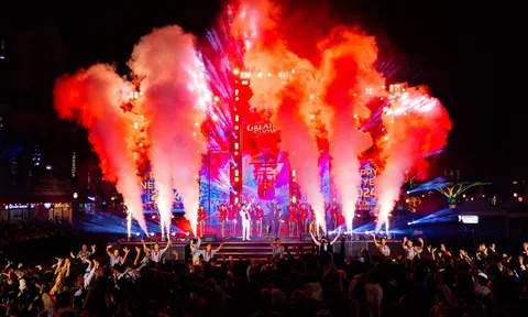 Gần 900 nghìn người đổ về “Vũ trụ Vin” từ Bắc chí Nam countdown đón năm mới 