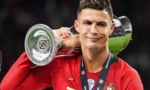 Ronaldo liên tục nhận vinh dự từ FIFA