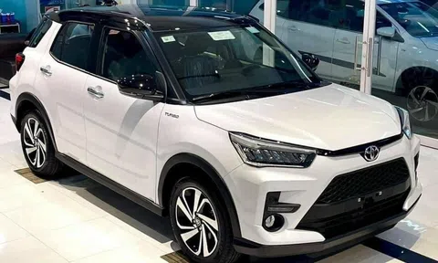 Toyota Raize bất ngờ giảm mạnh giá niêm yết, rẻ xấp xỉ Hyundai Grand i10 khiến dân tình xôn xao
