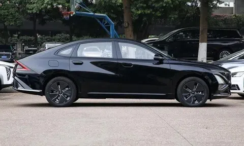 Khách ầm ầm tậu mẫu sedan đẹp mê ly ‘chung mâm’ Toyota Camry, giá 305 triệu đồng rẻ hơn Kia Morning