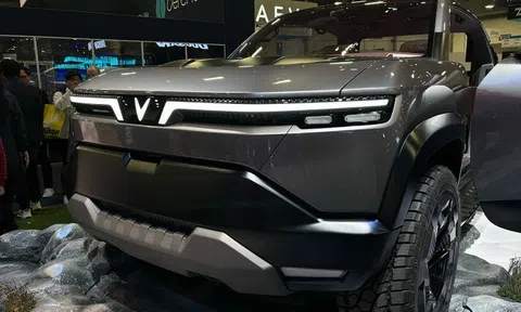 Báo Tây hết lời khen ngợi bán tải VinFast Wild: Đẹp như Tesla Cybertruck, làm khó Ford Ranger