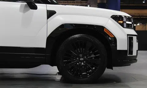 Hyundai Santa Fe 2024 trình làng phiên bản mới đẹp xuất sắc, Toyota Fortuner và Ford Everest lu mờ