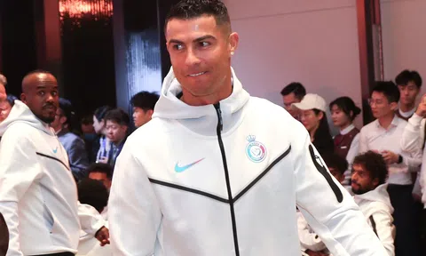 Phản ứng của Ronaldo khi gặp lại 'cố nhân' nơi xa xứ