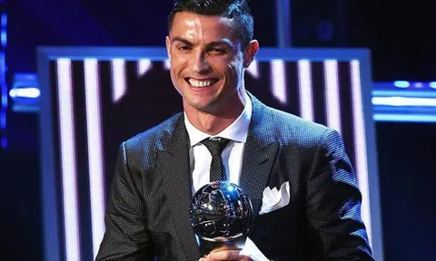 Ronaldo lại gây tranh cãi khi nhận giải hay nhất thế giới