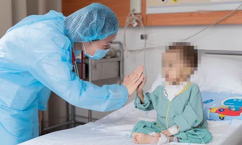 Bà hiến gan cứu sống cháu gái 2 tuổi suy gan giai đoạn cuối