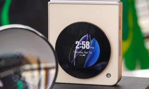 Mở hộp nubia Flip: Điện thoại màn hình gập giá rẻ nhất thế giới, trang bị xịn đe nẹt Galaxy Z Flip5