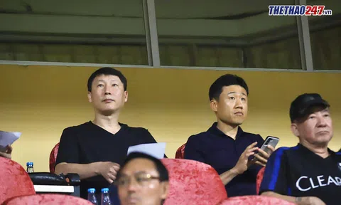 HLV Kim Sang Sik và 'phó tướng' chọn cầu thủ ĐT Việt Nam