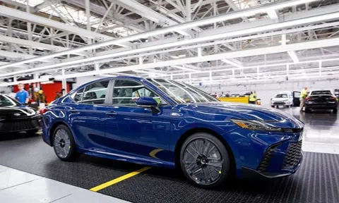 Toyota chính thức sản xuất ‘ông hoàng sedan’ Camry hybrid 2025 với giá rẻ khó tin 670 triệu đồng