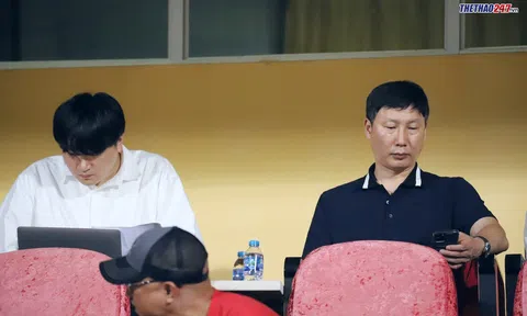 HLV Kim Sang Sik có 2 trợ lý ngôn ngữ