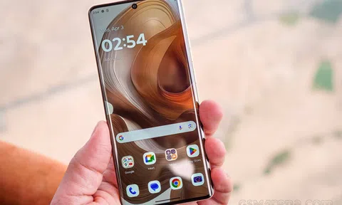 Vua hiệu năng tầm trung ra mắt: Mặt lưng gỗ tự nhiên, sạc nhanh 125W, giá rẻ hơn Redmi Turbo 3