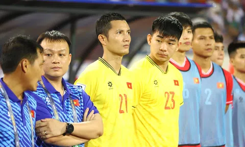 Thủ môn ĐT Việt Nam mất trí nhớ tạm thời sau pha va chạm