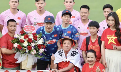 ĐT Việt Nam 'nhận quà'