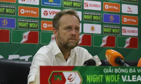 HLV Polking giải tỏa áp lực, khen Quang Hải hết lời