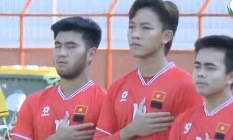 Xúc động hình ảnh U19 Việt Nam mang băng tang, AFF dành 1 phút mặc niệm