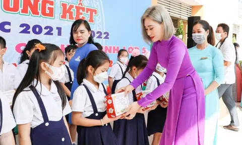 Hoa hậu Thiện nguyện Trịnh Lan Trinh xuất hiện giản dị trong tà áo dài trao học bổng cho học sinh khó khăn