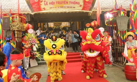 Hà Nội: Người dân nô nức trẩy hội rước nước tại làng gốm cổ Bát Tràng