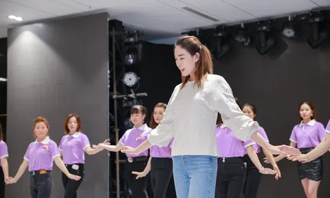 “Đột nhập” hậu trường tập luyện cho đêm chung kết Hoa hậu Doanh nhân Thời đại 2023
