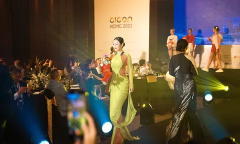 Nữ hoàng sắc đẹp Đông Nam Á - Kim Trang trở lại sàn catwalk với vai trò người mẫu vedette của Nhà thiết kế Quốc tế Quỳnh Paris