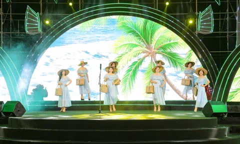 BST “Phố biển” của NTK Thân Hoàng Bích Thủy tạo nên sự tươi mới cho dàn thí sinh tại bán kết Hoa hậu Doanh nhân Biển 2023