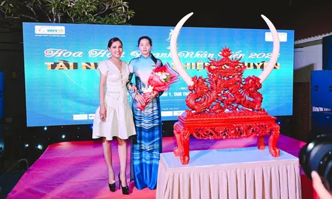 Doanh nhân Phan Thị Hạnh đấu giá thành công vật phẩm tại đêm thiện nguyện Hoa hậu Doanh nhân Biển 2023