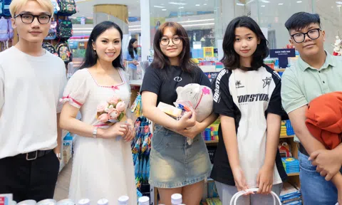 Hà Phương dẫn trẻ mồ côi đi mua sách vở chuẩn bị năm học mới