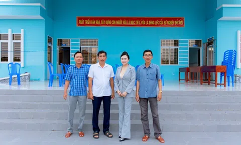 Hoa hậu thiện nguyện Lý Kim Ngân trao những phần quà ý nghĩa đến tay người dân