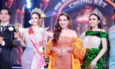 Hoa hậu Thiện nguyện Lý Kim Ngân trao giải cho Á hậu 3 Hoa hậu Doanh nhân Đất Việt 2023