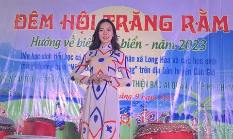 Hoa hậu nhân ái Nguyễn Ngọc Hiếu trao quà trung thu cho thiếu nhi huyện Cần Giờ