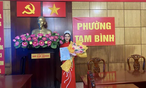 Hoa hậu Nhân ái Nguyễn Ngọc Hiếu nhận thư chúc mừng từ chính quyền địa phương phường Tam Bình