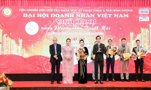 Doanh nhân Phạm Thị Tuyết Mai nhận vinh danh tại Đại hội Doanh nhân Việt Nam 2023